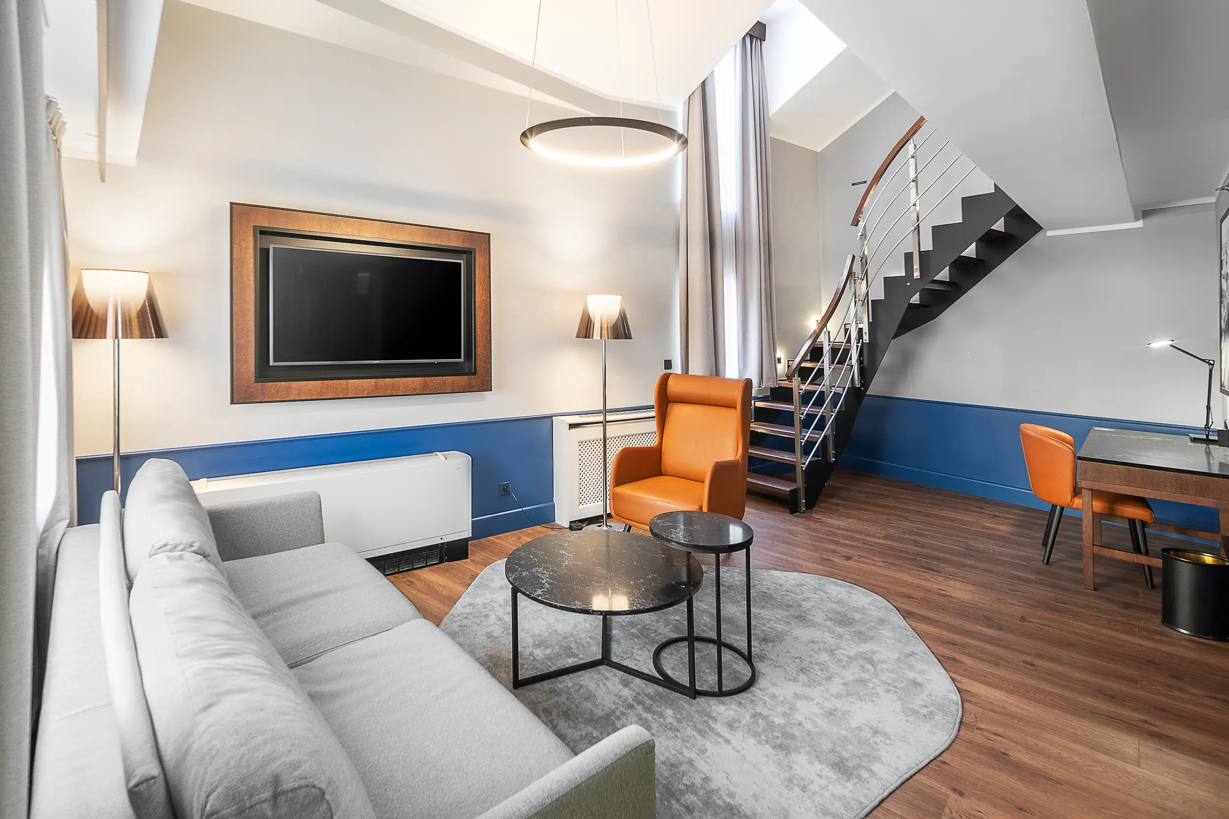 Penthouse Suite im Radisson Blu Prague mit offenem Wohnbereich, Treppe zur Galerie und moderner Lounge Einrichtung