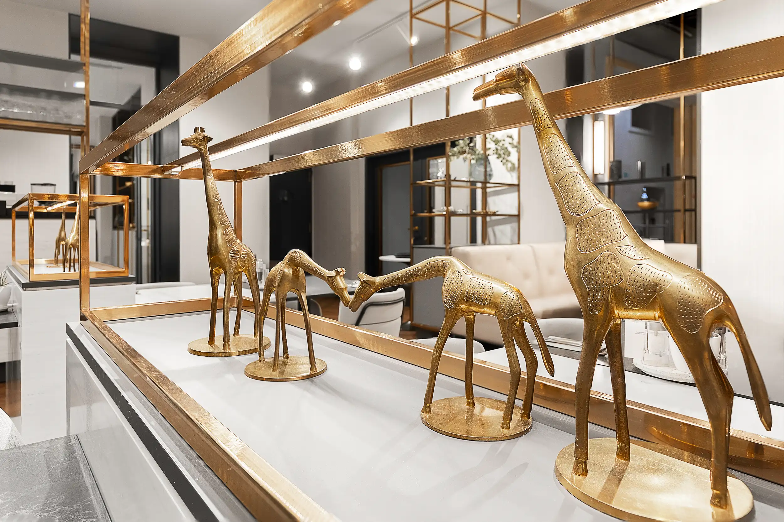 detailansicht goldener giraffen skulpturen als designakzent im restaurant