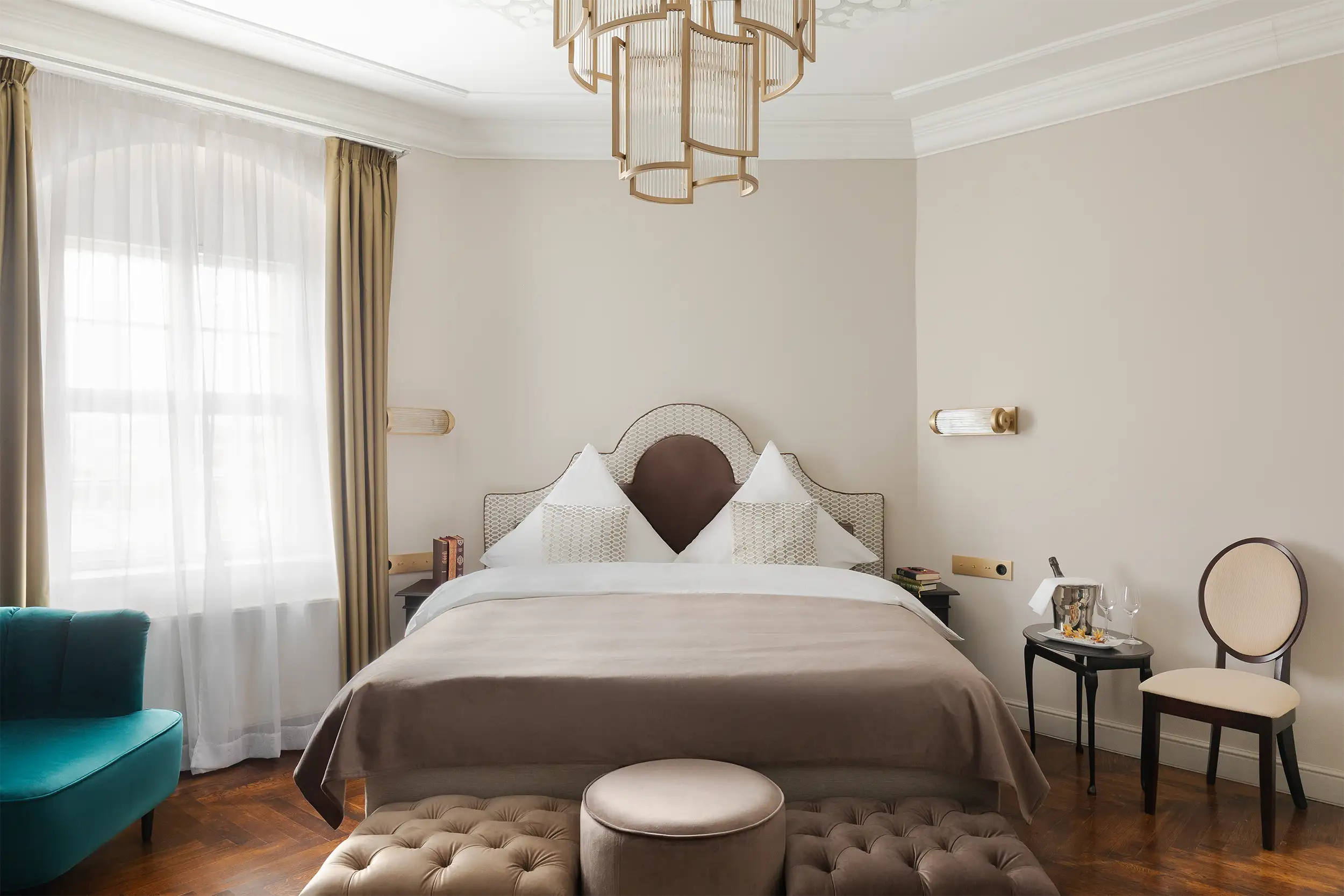 Frontal shot of the tower suite in the Althörnitz Castle Hotel.