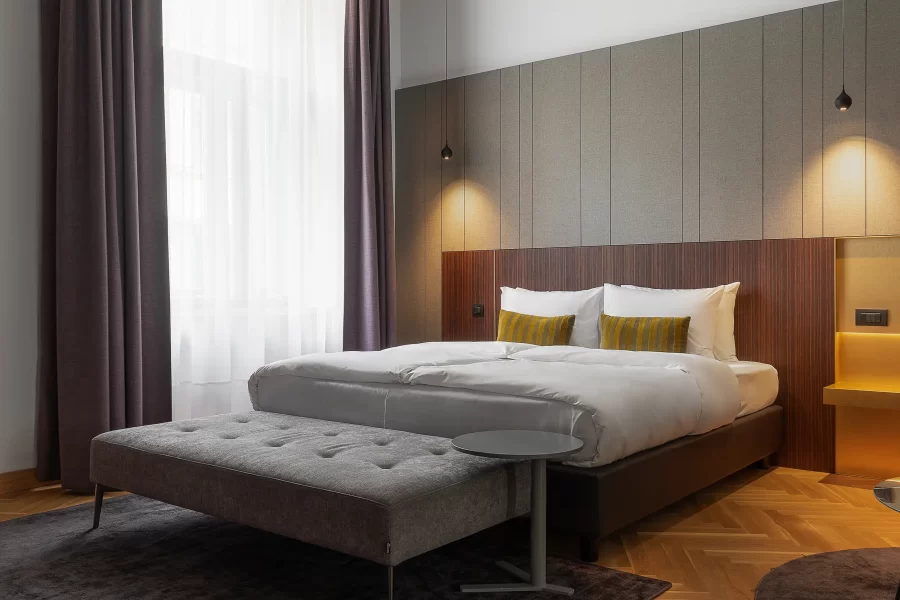 Hlavní fotografie reprezentující luxusní a komfortní apartmá v hotelu Numa Laurel v Praze, České republice s královskou postelí a velkým oknem.