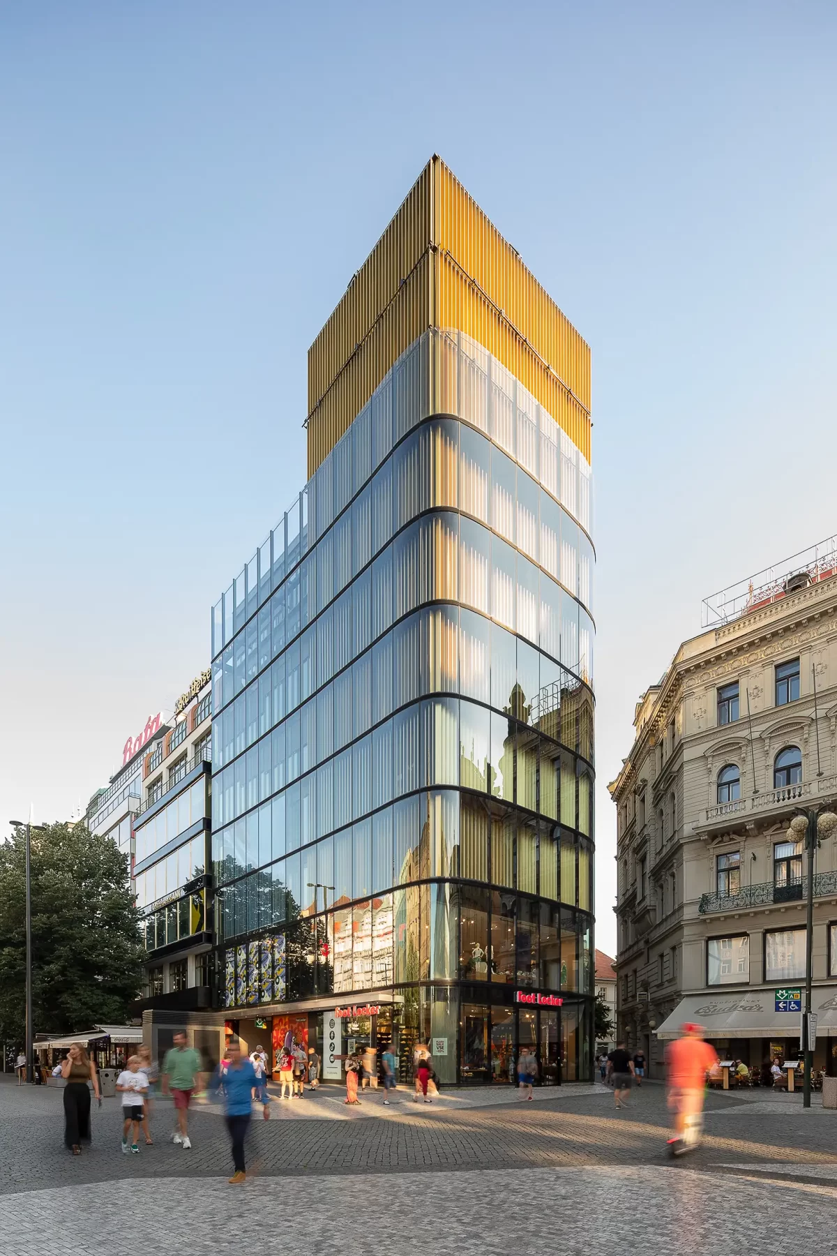 Vertikale Gesamtansicht des Palast Euro am Wenzelsplatz in Prag während der goldenen Stunde, das den unteren Teil der Häuserreihe ergänzt.