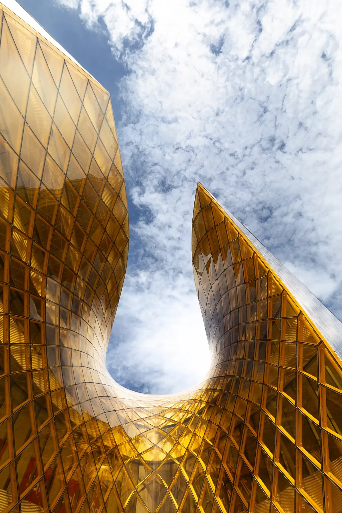 Abstrakter Detail der goldenen doppelten Glasverkleidung als Abschluss des diagonalen Einschnitts des Emporia Einkaufszentrums in Malmö.