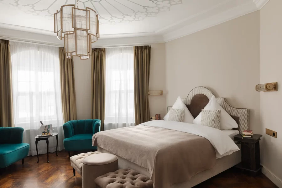 Das luxuriöse Schlafzimmer der Hochzeitssuite der Familie Von Sandersleben im Turm des Schlosshotels Althörnitz.