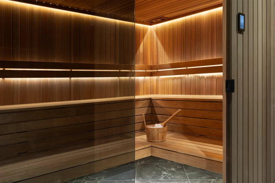 Stilvolle Hotelsauna mit Holzverkleidung und indirekter Beleuchtung im Spa- und Wellnessbereich.