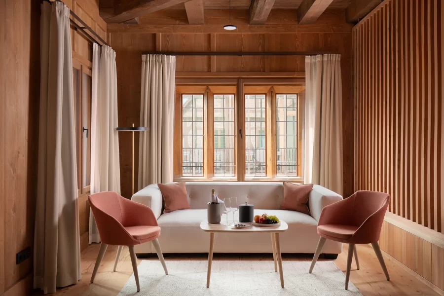 Wohnbereich einer Hotelsuite im historischen Altbau des Hotel Krone in Oettingen mit Sitzgruppe.